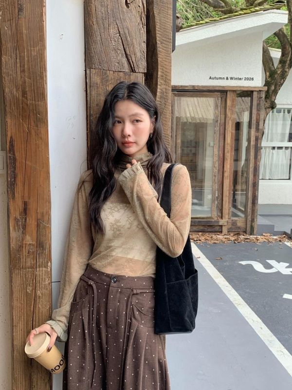 秋日蕾絲小情詩 微高領透膚蕾絲長袖上衣 荷葉邊修身打底衣 韓系疊穿內搭(4色） 