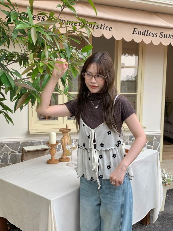 巴黎小花日常 花花綁帶背心 荷葉邊短版背心 甜感層次穿搭（2色） 