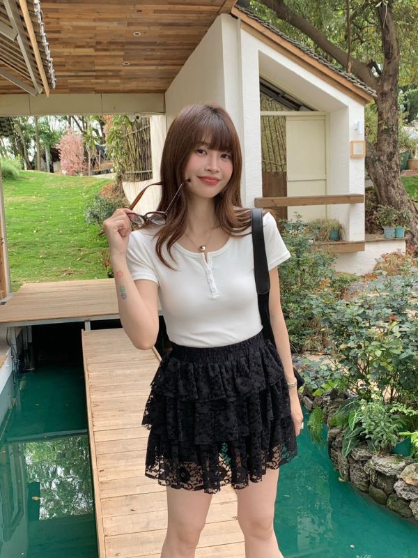 城市日常彈力短版T 韓系顯瘦短袖上衣 女生修身百搭T恤 鈕扣設計短版T （5色） 