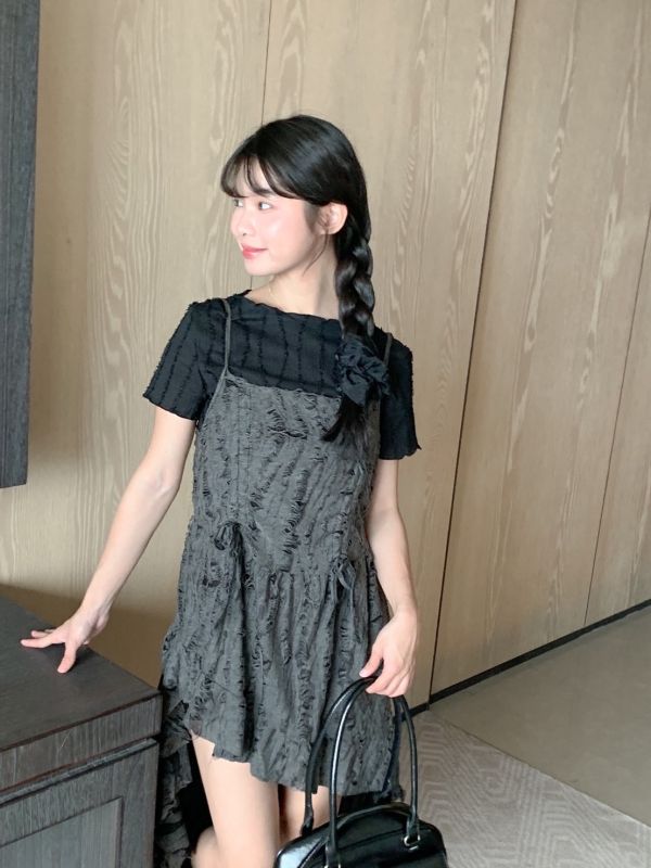 溫柔中帶點浪漫 韓系波浪羽毛緹花木耳短袖上衣 