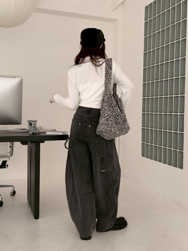 愛心詩篇 立體剪裁彎刀牛仔褲 修飾腿型 （2色） 