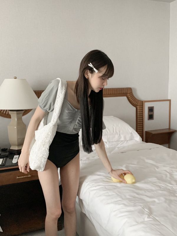 低調且不平凡 公主風兩件套泳裝 