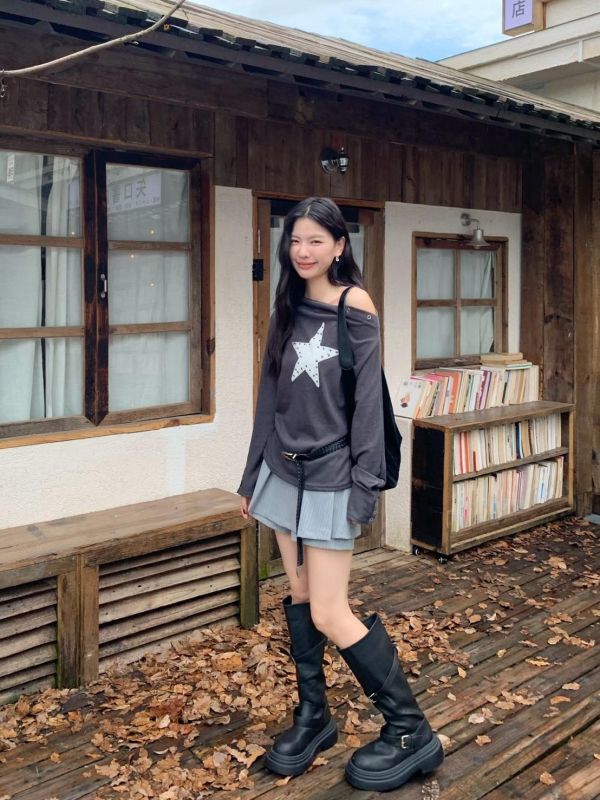 秋夜星芒 鉚釘星星斜肩長袖上衣 不對稱露肩修身打底衣 韓系Y2K個性上衣(2色） 