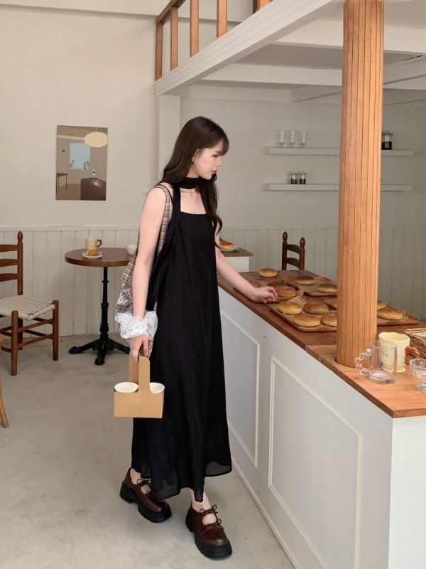 白霧莊園 輕柔垂墜細肩洋裝法式度假感長洋裝（2色） 