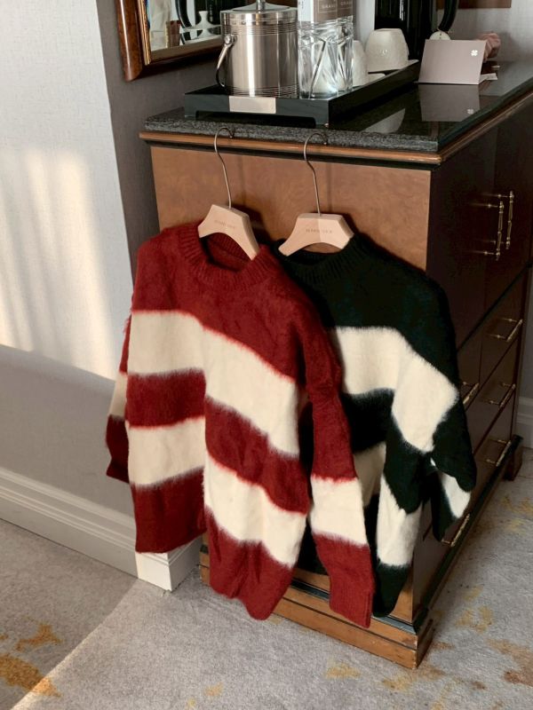 冬日莓果戀曲 毛絨條紋寬鬆針織 顯瘦存在感毛衣（2色） 