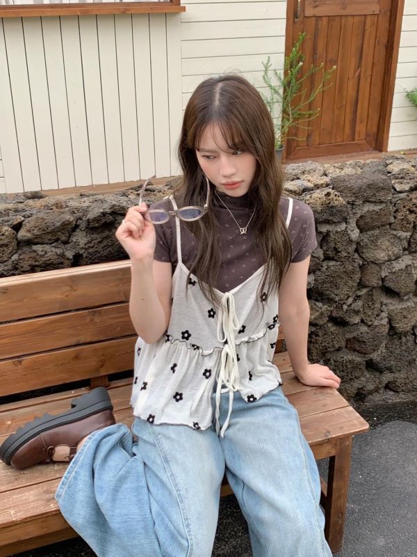 巴黎小花日常 花花綁帶背心 荷葉邊短版背心 甜感層次穿搭（2色） 