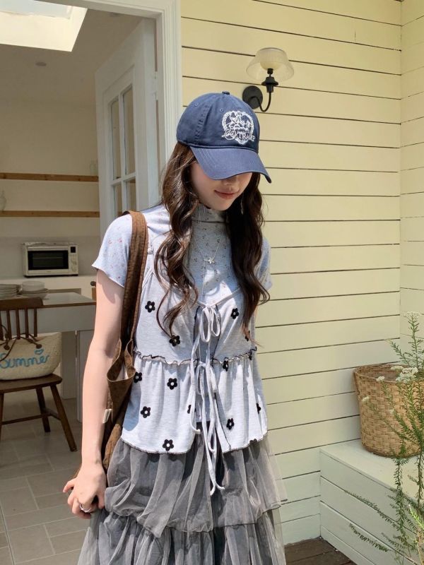 巴黎小花日常 花花綁帶背心 荷葉邊短版背心 甜感層次穿搭（2色） 