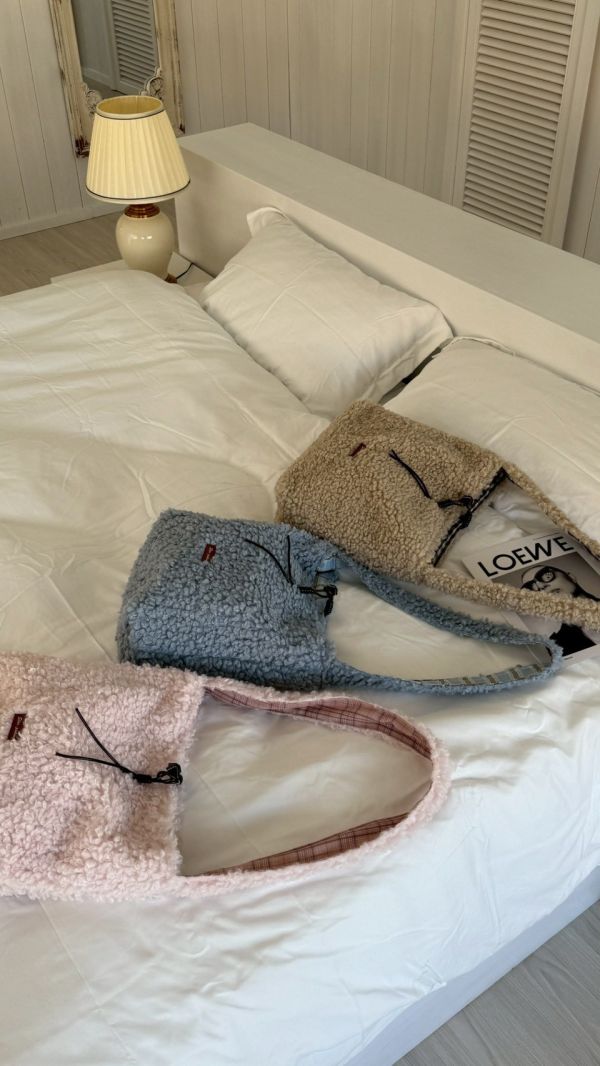 綿羊抱抱 雙面可背羊羔毛托特包 一包兩用 翻面變新包 秋冬必備 輕量百搭肩背包（3色） 