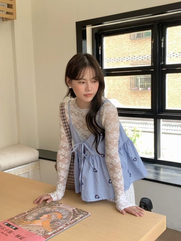 那年初戀的藍色小花背心 刺繡花朵細肩背心 韓系甜感綁帶小可愛 （2 色） 