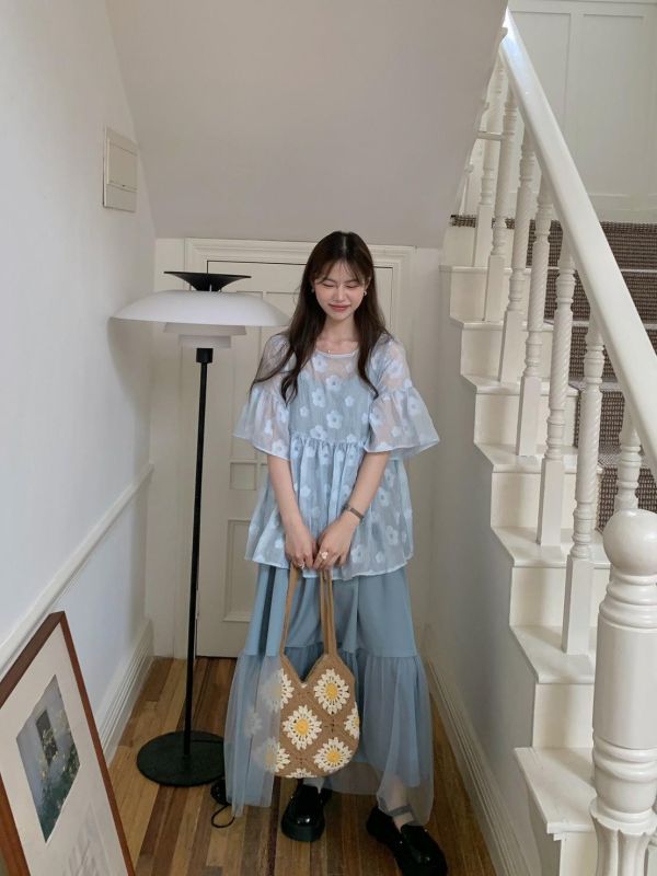 山茶花日記 立體花紋上衣 微透層次感 寬鬆顯瘦短版上衣（3色） 