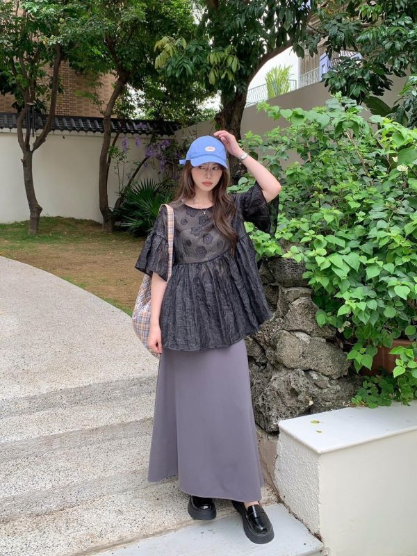 山茶花日記 立體花紋上衣 微透層次感 寬鬆顯瘦短版上衣（3色） 