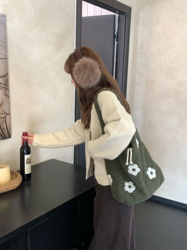 小花日和 日系小花毛呢水桶包 軟糯可愛 輕量好背 秋冬必備 百搭肩背包（5色） 