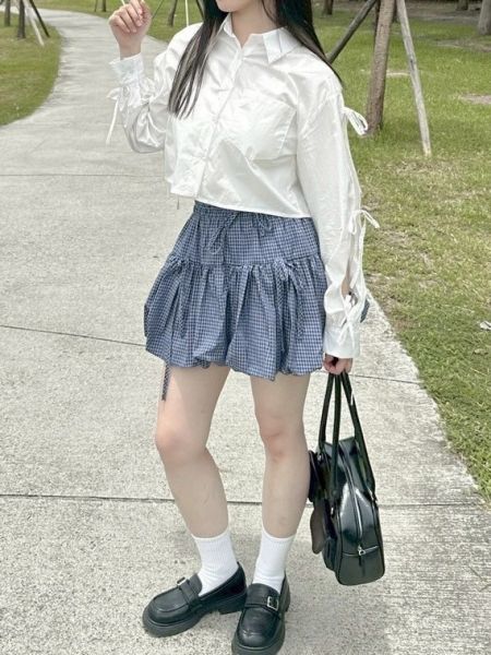 不規則的美 側邊綁帶素面襯衫 