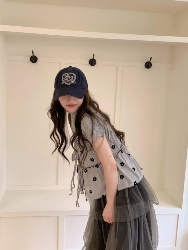 巴黎小花日常 花花綁帶背心 荷葉邊短版背心 甜感層次穿搭（2色） 