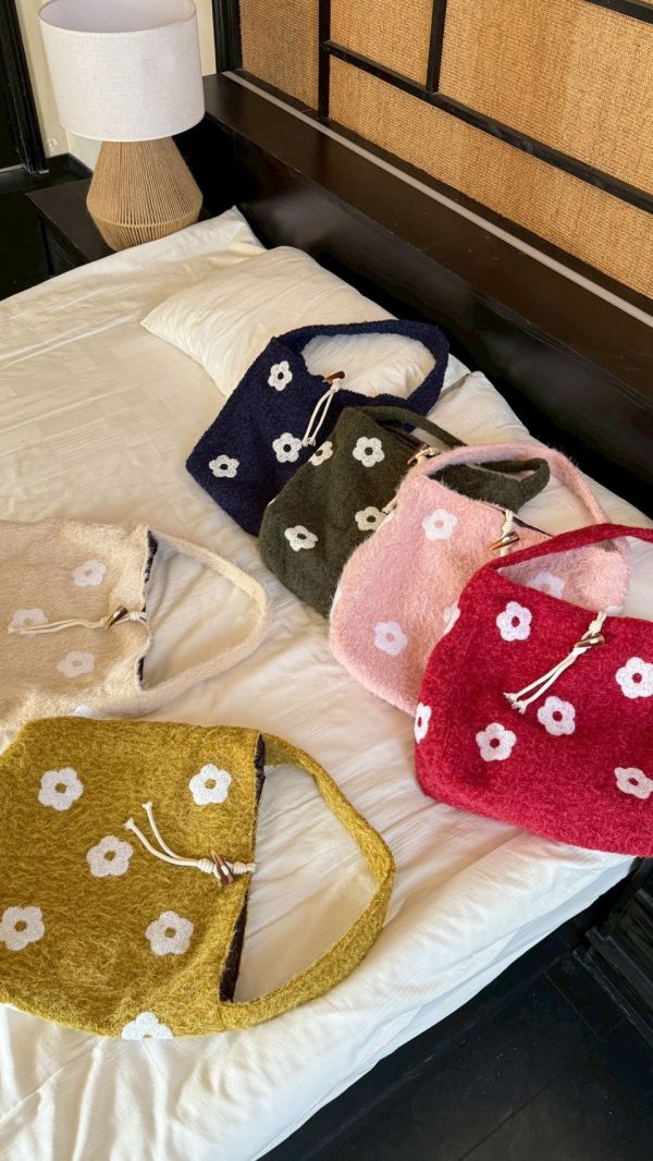 小花日和 日系小花毛呢水桶包 軟糯可愛 輕量好背 秋冬必備 百搭肩背包（5色） 