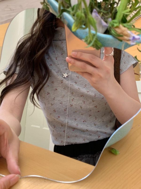 歐洲街角溫柔感 碎花透膚短袖上衣 木耳邊上衣（3色） 