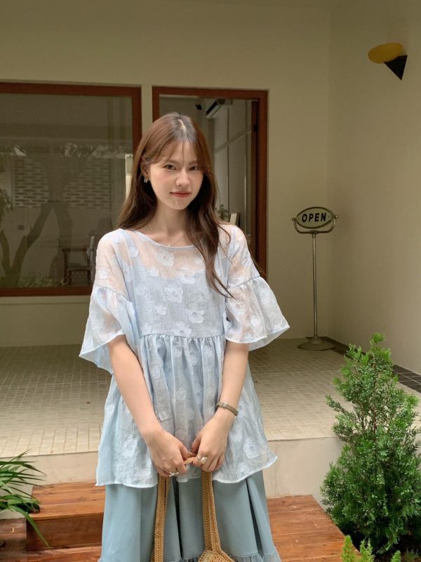 山茶花日記 立體花紋上衣 微透層次感 寬鬆顯瘦短版上衣（3色） 