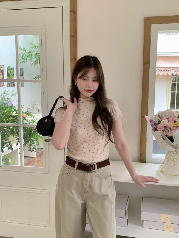 歐洲街角溫柔感 碎花透膚短袖上衣 木耳邊上衣（3色） 