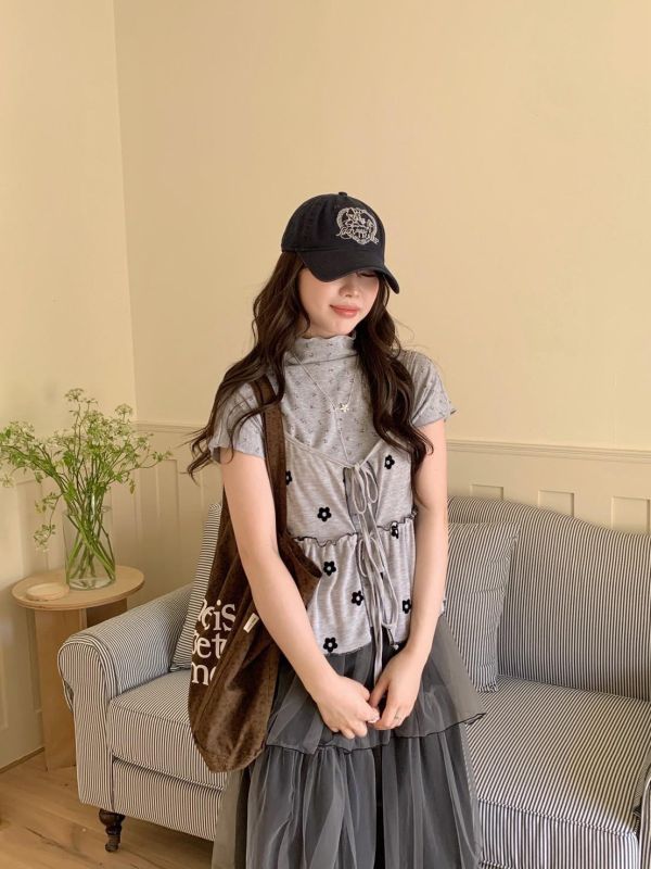 巴黎小花日常 花花綁帶背心 荷葉邊短版背心 甜感層次穿搭（2色） 