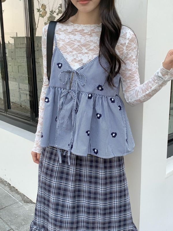 那年初戀的藍色小花背心 刺繡花朵細肩背心 韓系甜感綁帶小可愛 （2 色） 