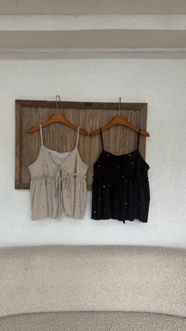 秋日花園散步 小花刺繡細肩帶背心 胸前綁帶荷葉邊娃娃背心（2色） 