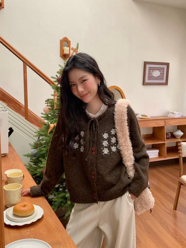 昭和冬日花束  日系復古小花綁帶針織外套 圓領排釦開襟毛衣 秋冬穿搭（3色） 
