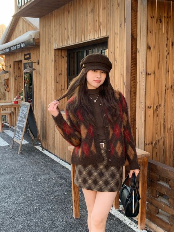 燭光細語 復古菱格羽毛感針織上衣 柔軟不刺癢 顯瘦短版比例 秋冬必收（2色） 