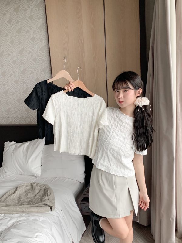 溫柔中帶點浪漫 韓系波浪羽毛緹花木耳短袖上衣 