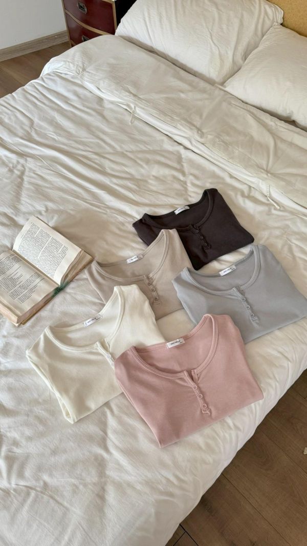 城市日常彈力短版T 韓系顯瘦短袖上衣 女生修身百搭T恤 鈕扣設計短版T （5色） 