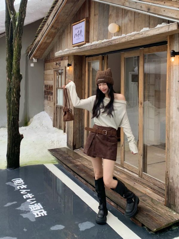 秋夜星芒 鉚釘星星斜肩長袖上衣 不對稱露肩修身打底衣 韓系Y2K個性上衣(2色） 