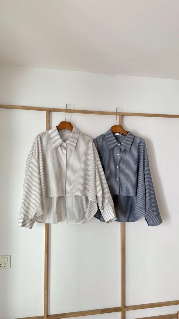 弘大慵懶條紋襯衫 條紋層次短版襯衫 韓系前短後長設計 （2色） 