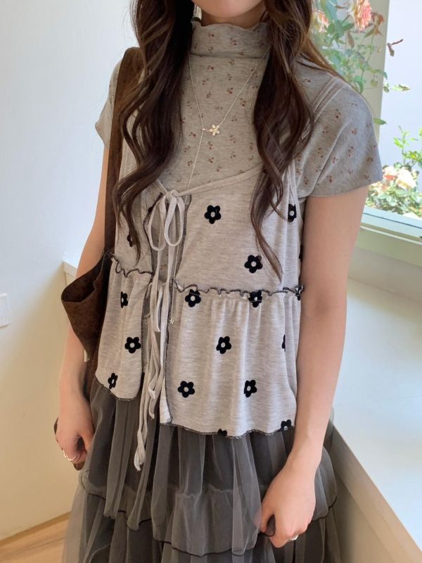 巴黎小花日常 花花綁帶背心 荷葉邊短版背心 甜感層次穿搭（2色） 