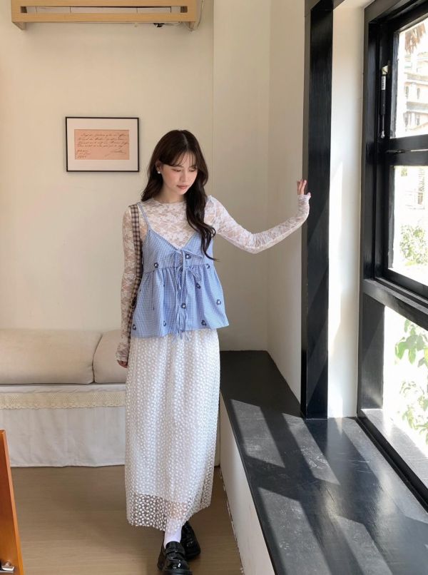 那年初戀的藍色小花背心 刺繡花朵細肩背心 韓系甜感綁帶小可愛 （2 色） 