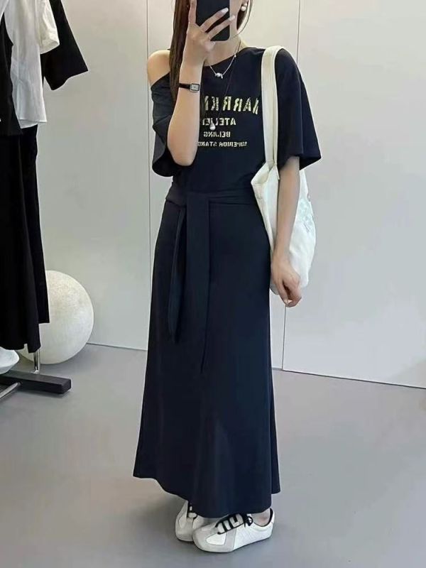 英字斜肩綁帶彈性質感長洋 