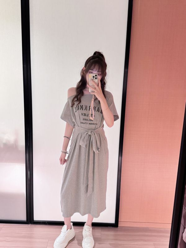 英字斜肩綁帶彈性質感長洋 