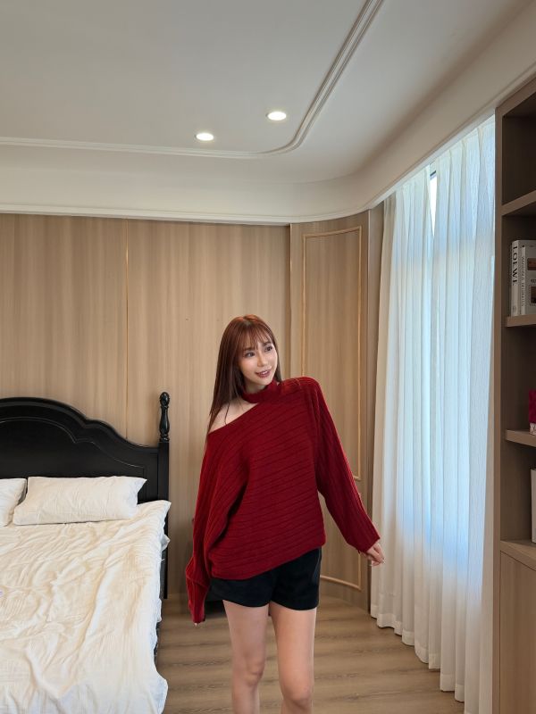 掛脖坑條針織設計感上衣 