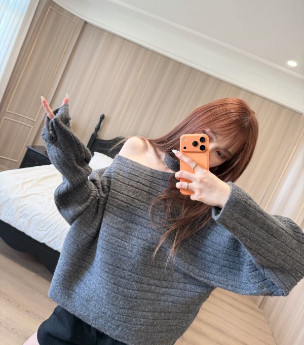 掛脖坑條針織設計感上衣 