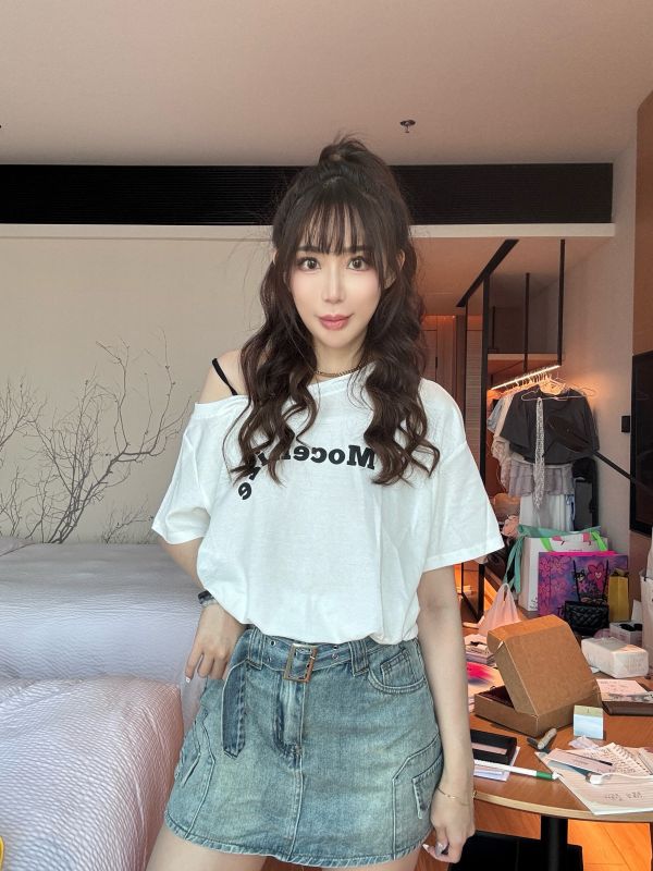 斜肩英字設計感上衣 