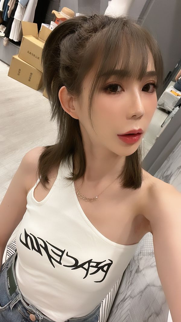 設計感英字罩杯背心 