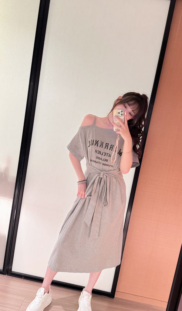 英字斜肩綁帶彈性質感長洋 