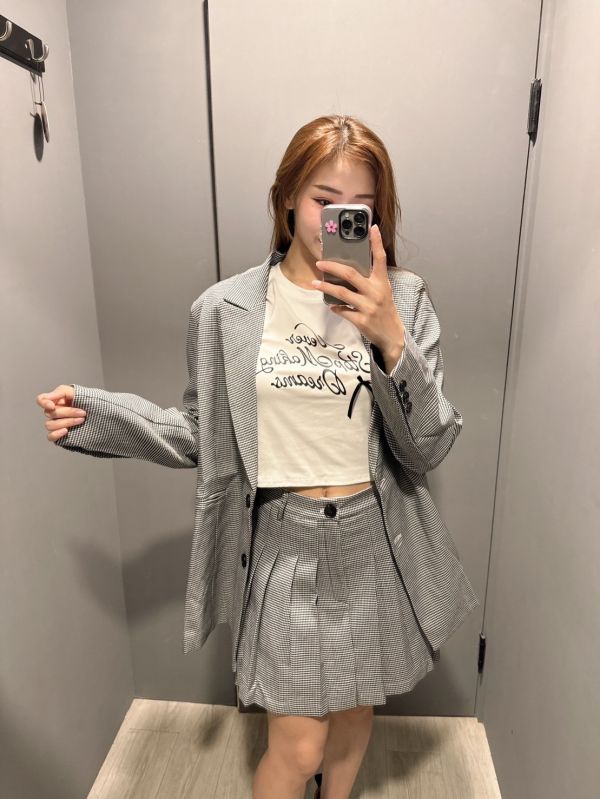格子西裝外+百褶裙 