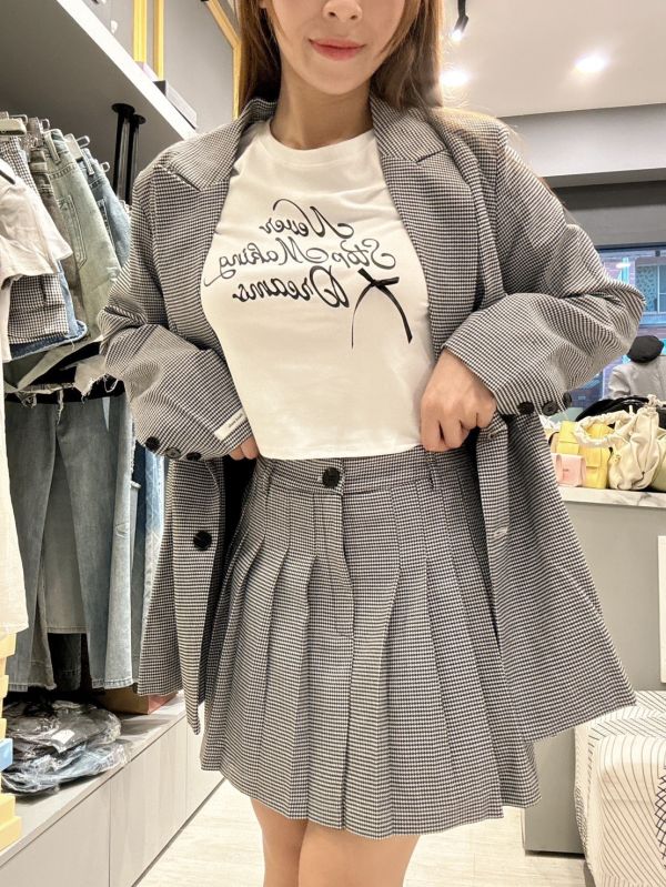 格子西裝外+百褶裙 