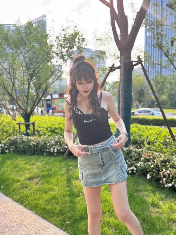 假兩件雙肩帶格子胸墊背心 