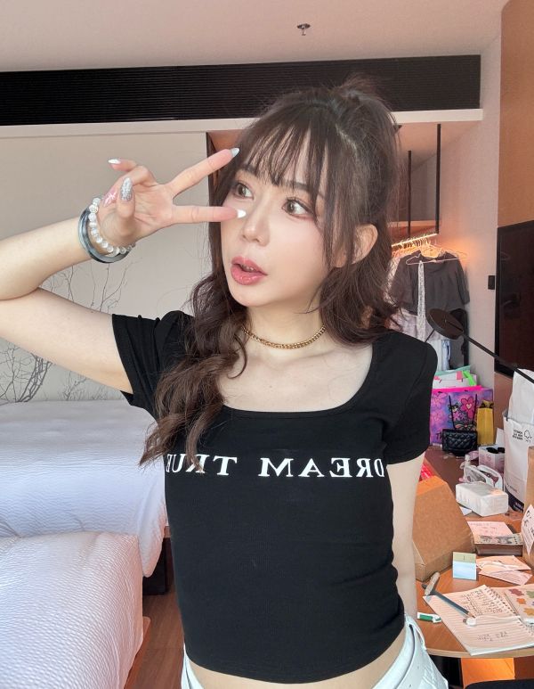 英字墊肩質感胸墊螺紋上衣 