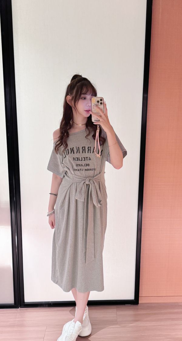 英字斜肩綁帶彈性質感長洋 