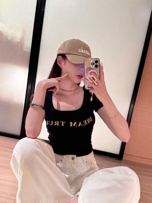 英字墊肩質感胸墊螺紋上衣 