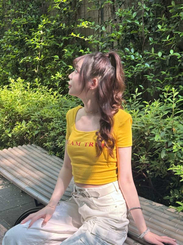 英字墊肩質感胸墊螺紋上衣 