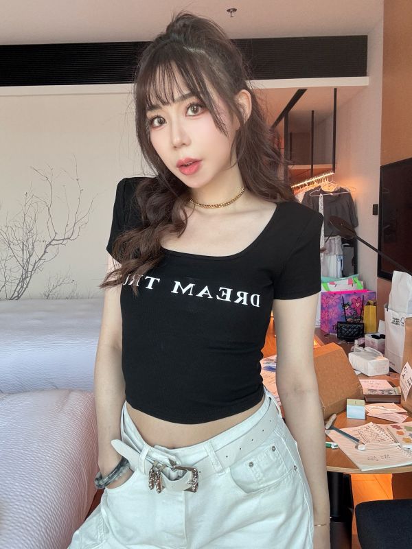 英字墊肩質感胸墊螺紋上衣 