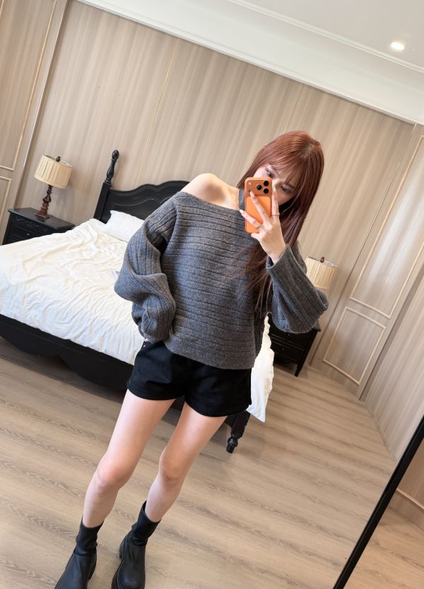 掛脖坑條針織設計感上衣 