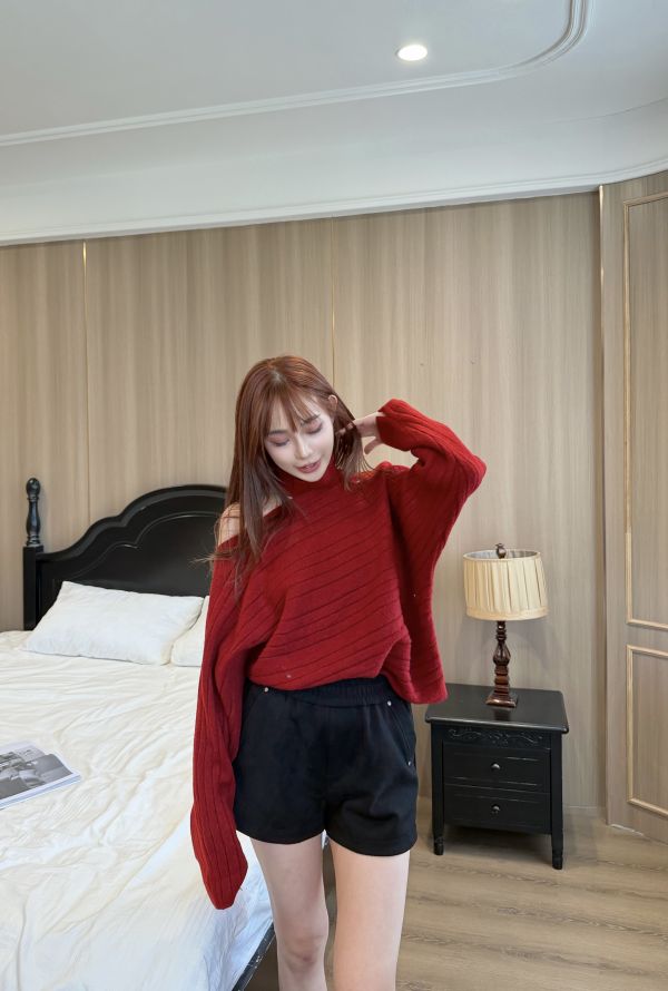 掛脖坑條針織設計感上衣 